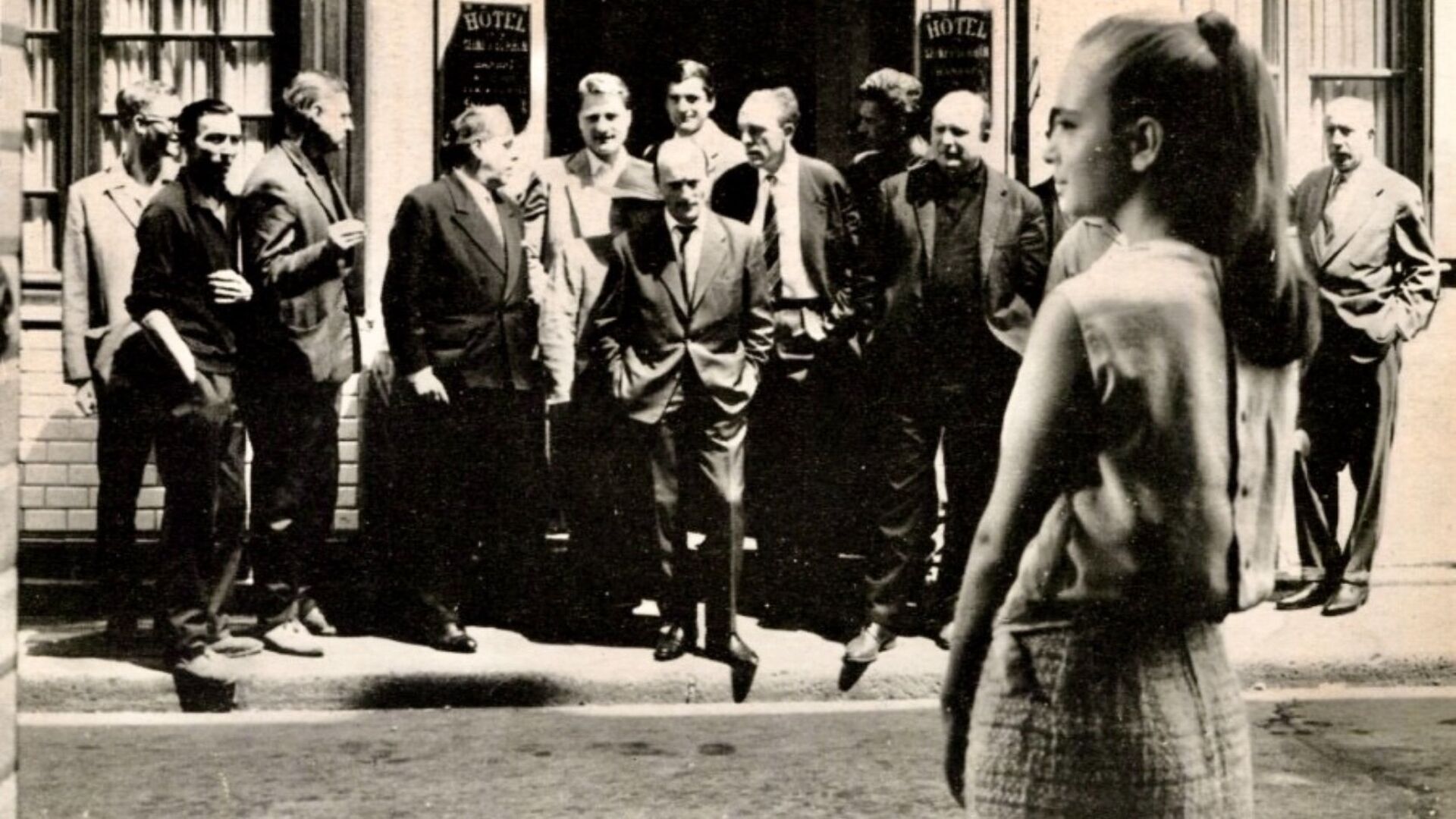 Tight Skirts, Loose Pleasures (L'amour à la chaîne)