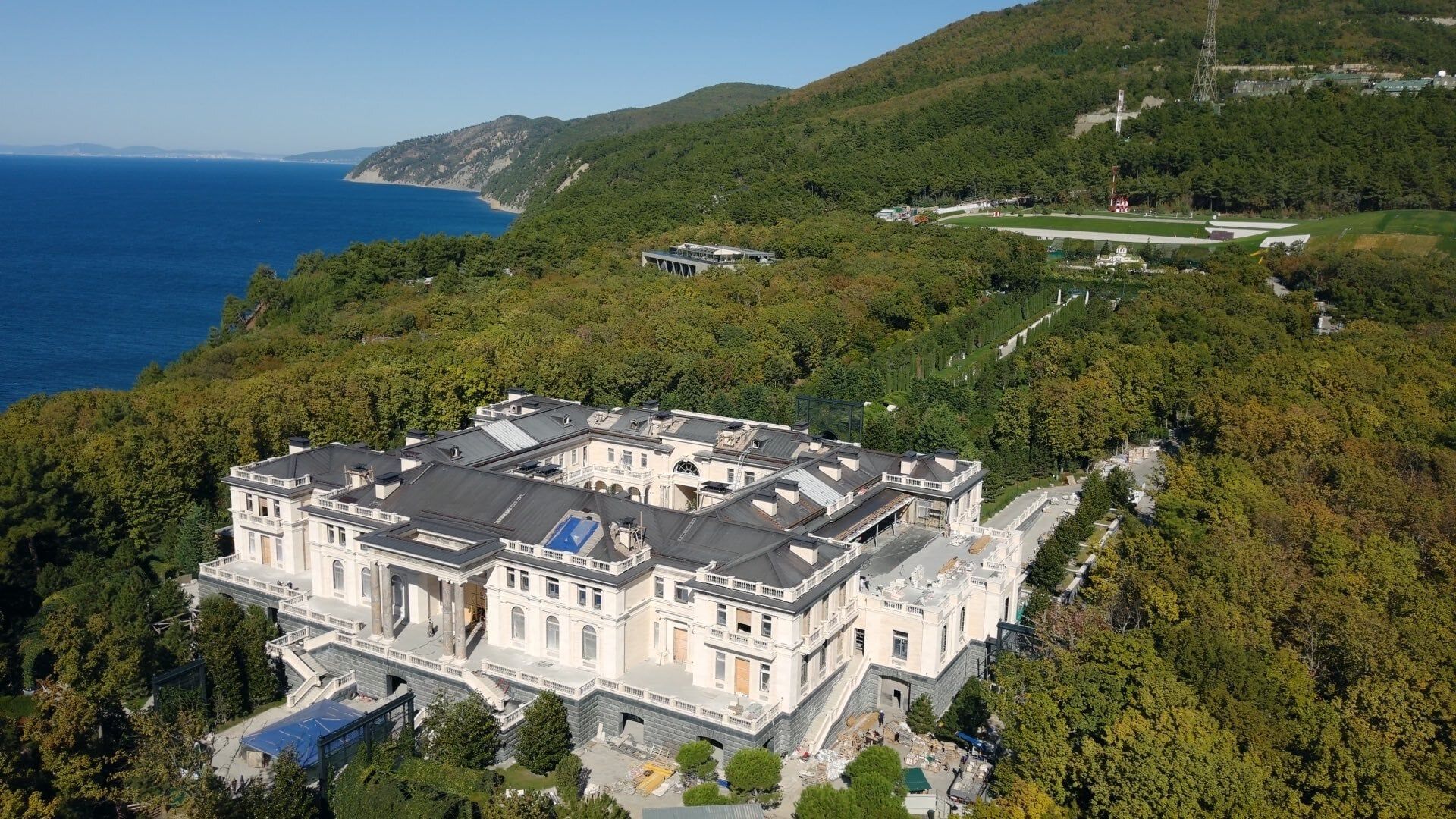 A Palace for Putin. The Story of the Biggest Bribe