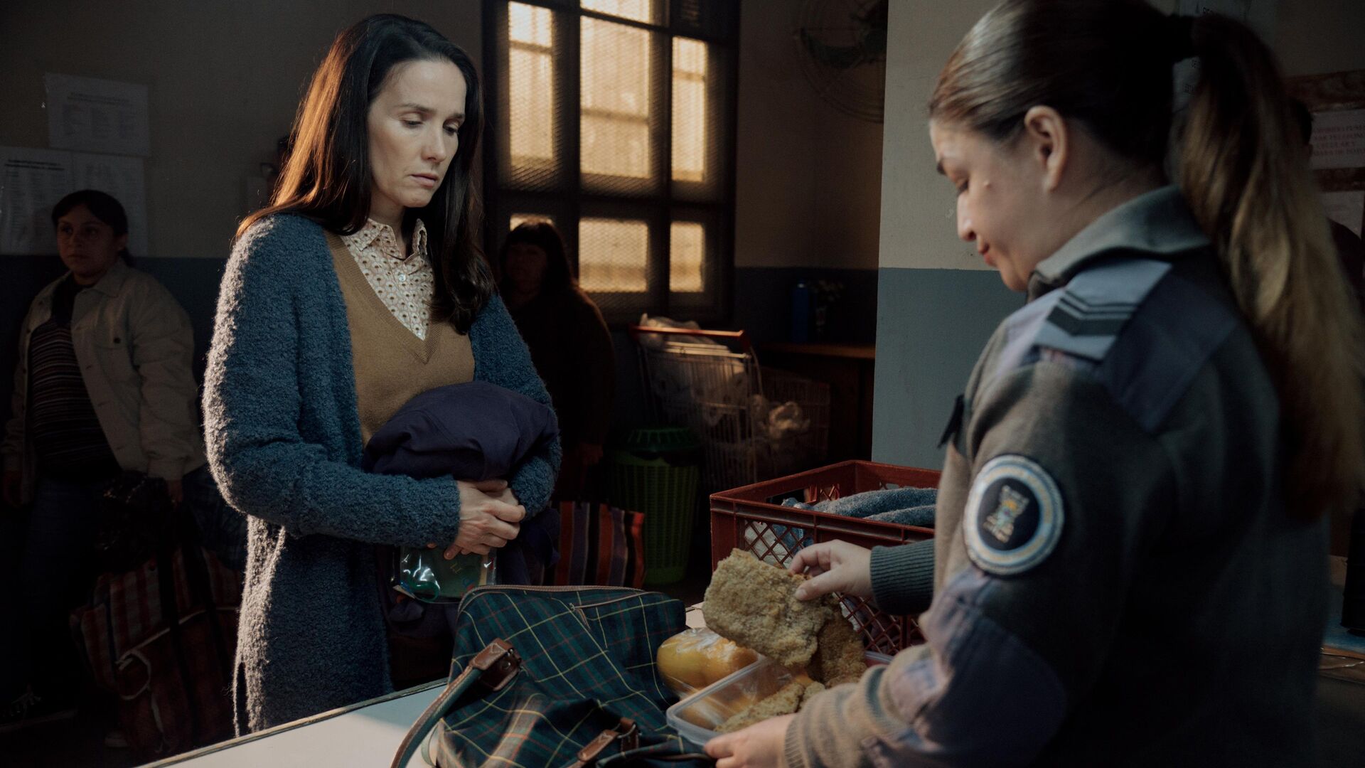 The Woman in the Line (La mujer de la fila)