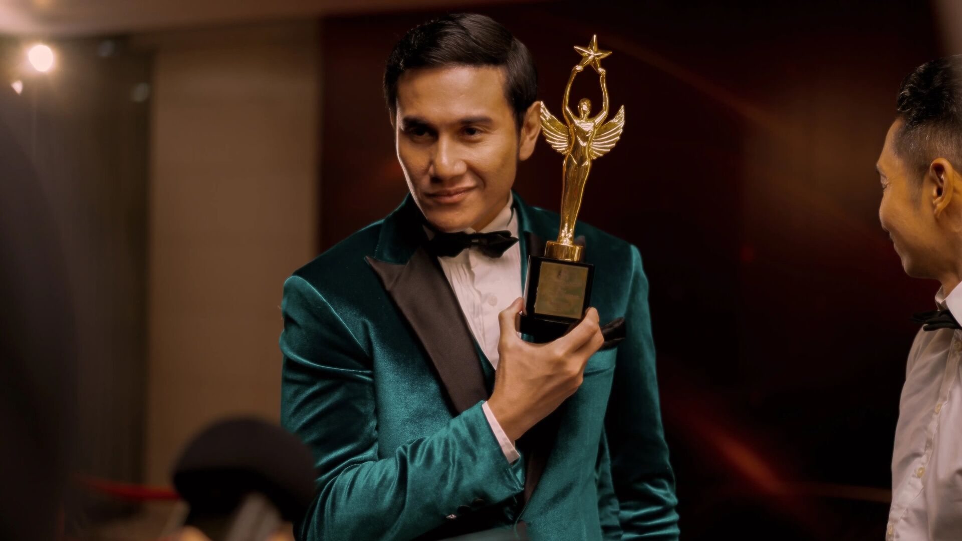 Lost in the Spotlight (Lupa Daratan)